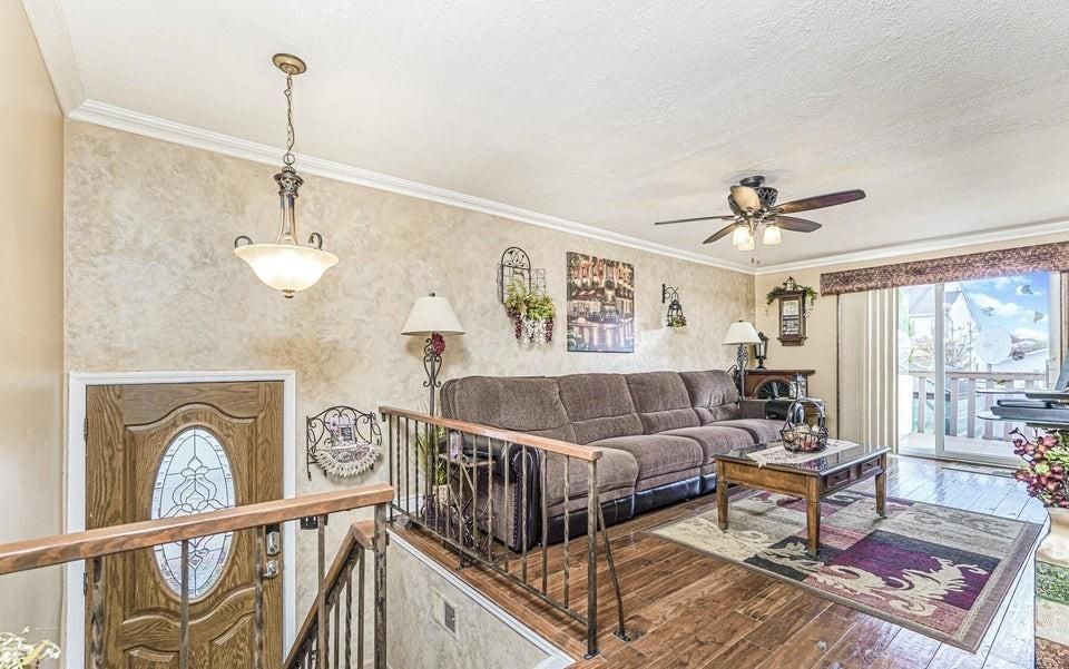 Interior, Living room, Pendant Lights, Piano, Wood Texture Flooring