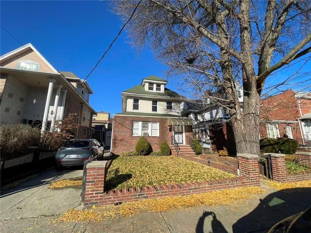 Exterior, Facade, Brick Facade, American Foursquare