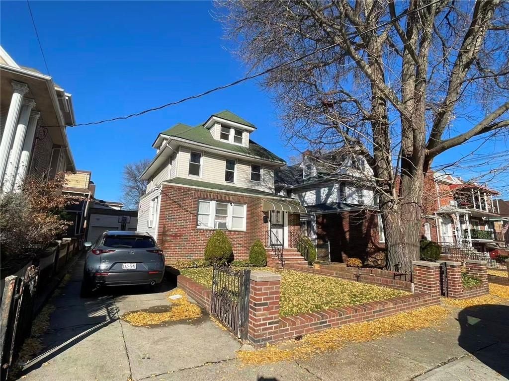 Exterior, Facade, Brick Facade, American Foursquare