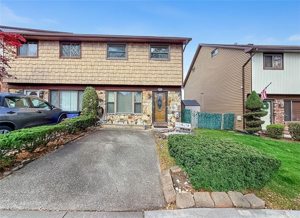 Exterior, Facade, Split Level