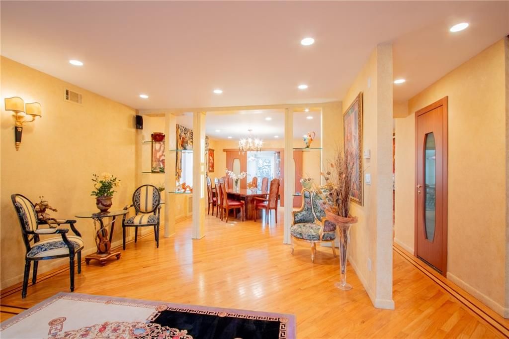 Chandelier, Dining room, Interior, Recessed Lighting, Wood Texture Flooring