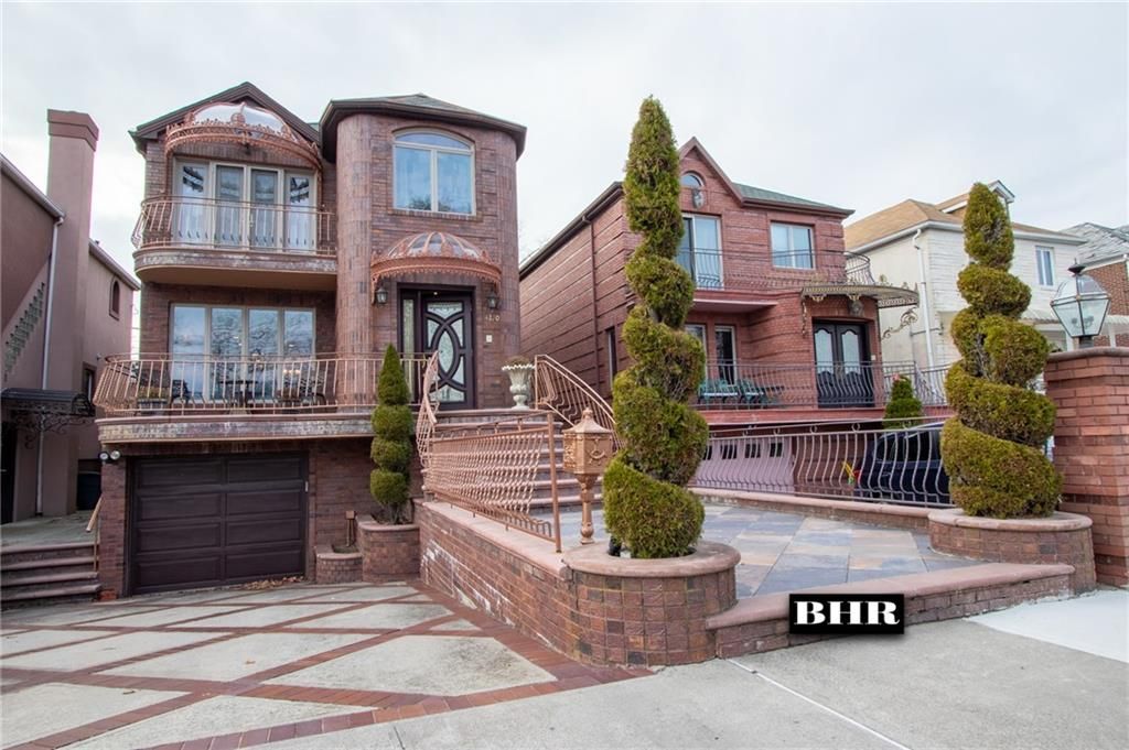 Attached, Exterior, Facade, Rowhouse