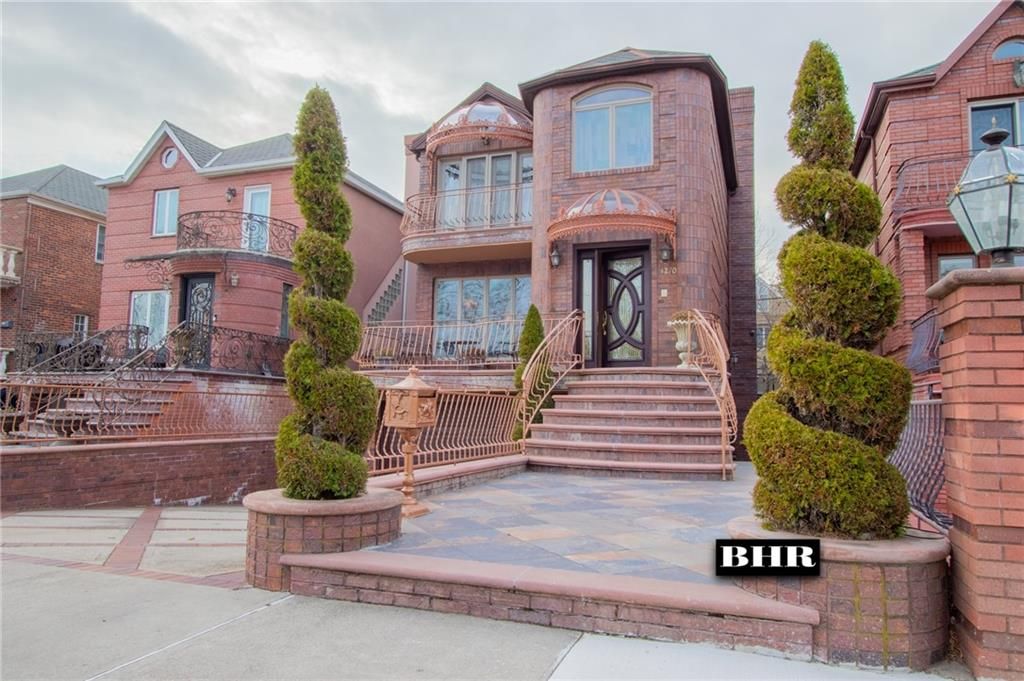 Exterior, Facade, Rowhouse