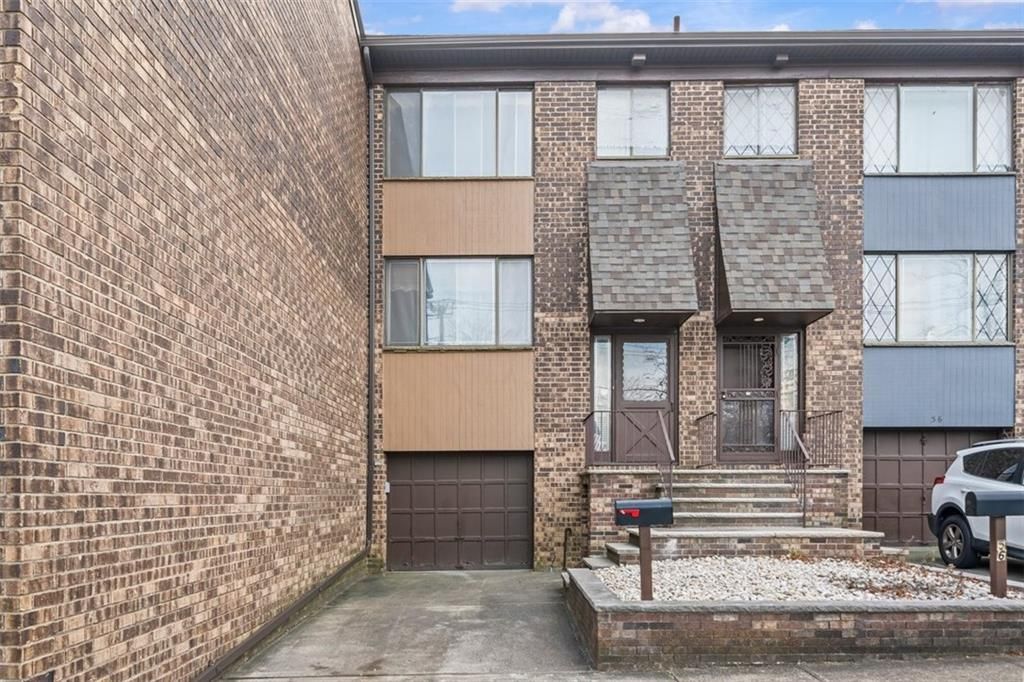 Attached, Exterior, Facade, Brick Facade, Rowhouse