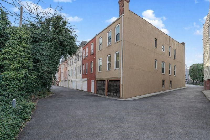 Attached, Exterior, Facade, Rowhouse