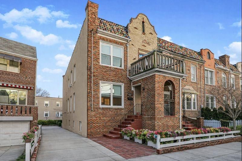 Exterior, Facade, Brick Facade, Rowhouse