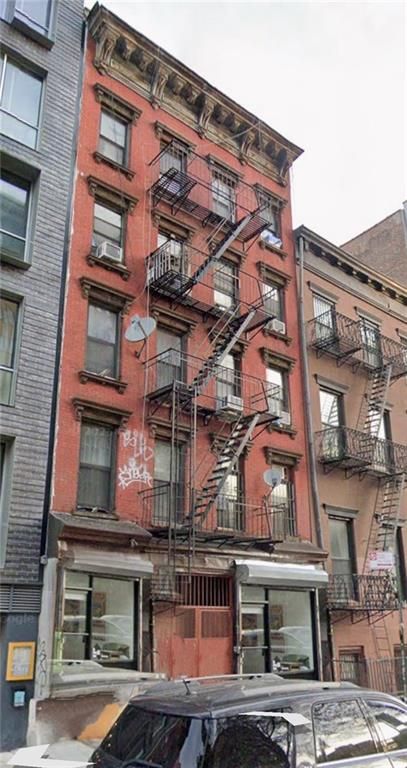 Exterior, Facade, Rowhouse