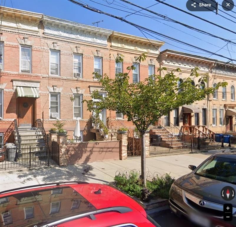 Exterior, Facade, Brick Facade, Rowhouse