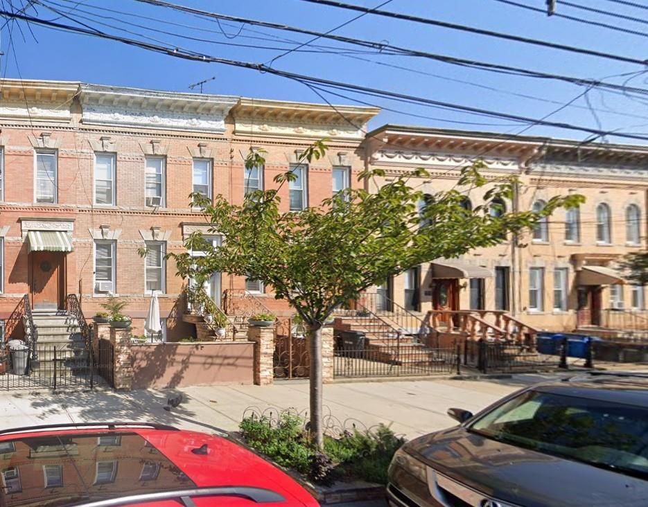 Exterior, Facade, Brick Facade, Rowhouse