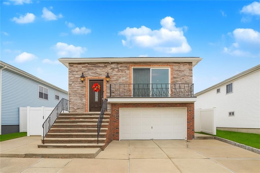 Attached, Exterior, Facade, Brick Facade, Raised Ranch