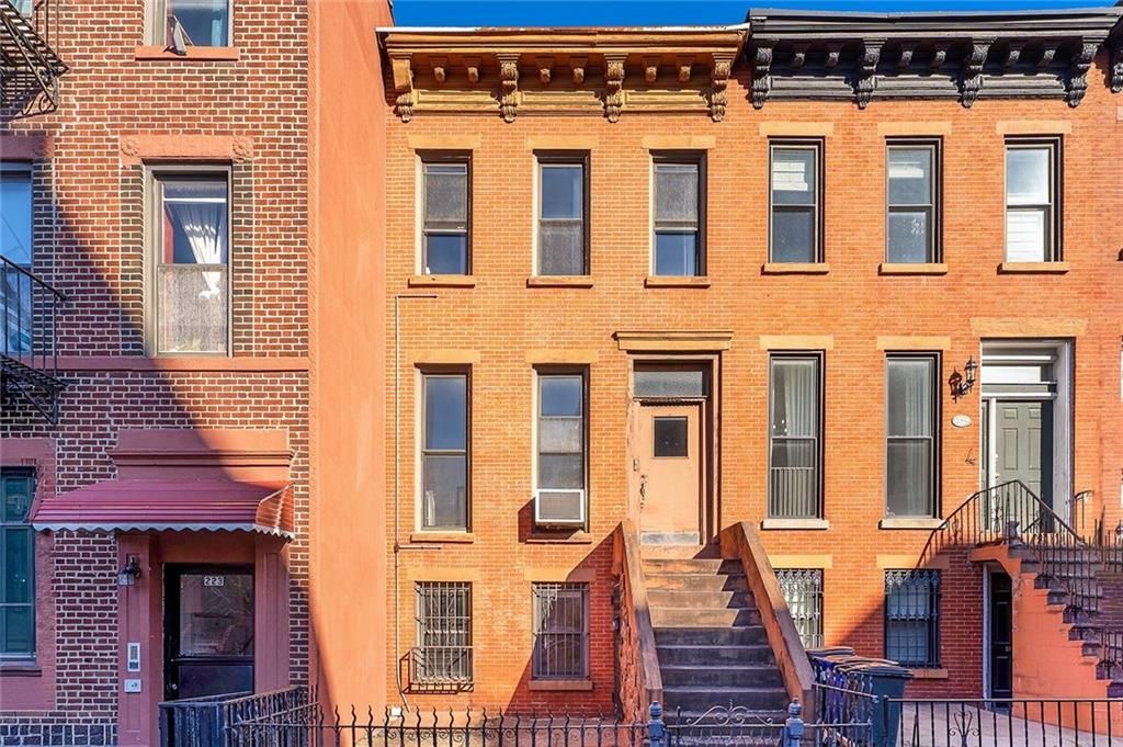 Exterior, Facade, Brick Facade, Rowhouse