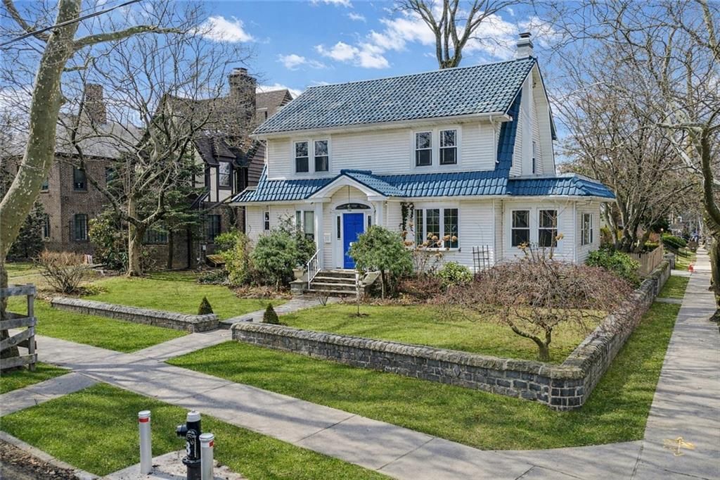 Exterior, Facade, Queen Anne Victorian