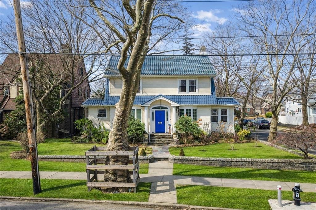 Exterior, Facade, Queen Anne Victorian