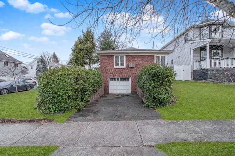 Attached, Exterior, Facade, Brick Facade, Split Level