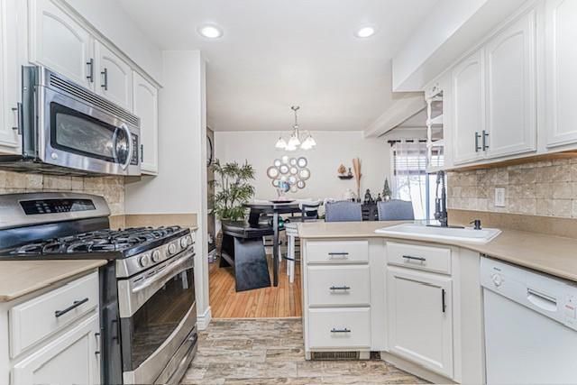 Chandelier, Dining room, Interior, Kitchen, Pendant Lights, Recessed Lighting, Stainless Steel Appliances, Wood Texture Flooring