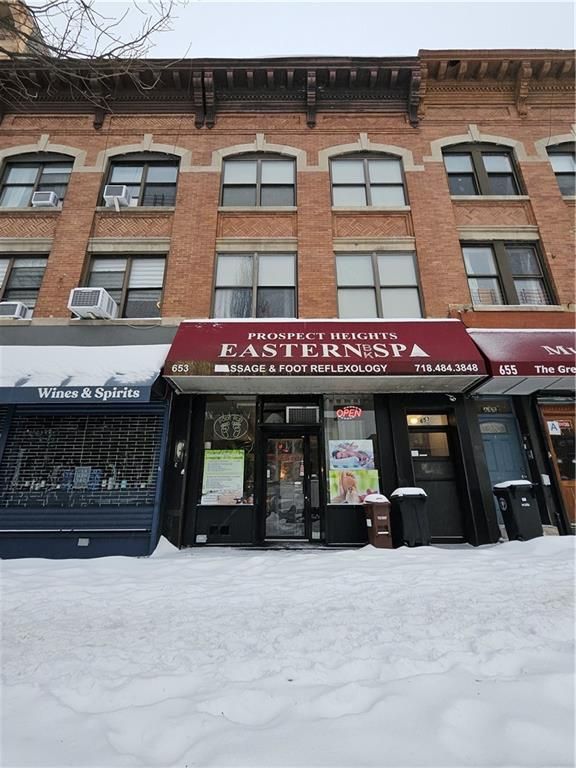 Exterior, Facade, Brick Facade, Rowhouse