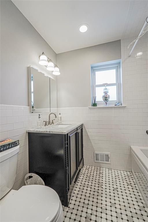Bathroom, Interior, Recessed Lighting