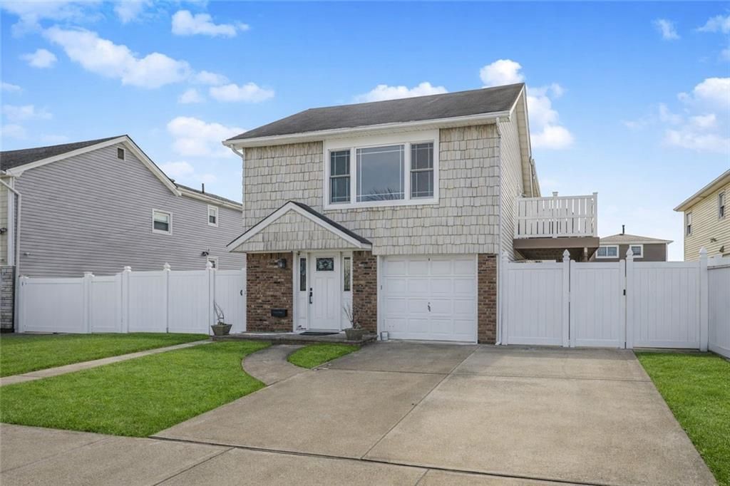 Attached, Exterior, Facade, Brick Facade, Split Level