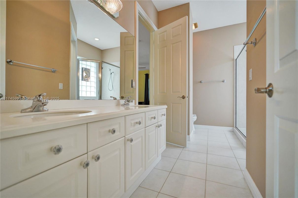 Bathroom, Dual Sink Vanities, Interior, Recessed Lighting