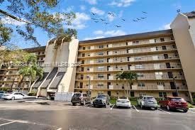Exterior, Facade, Condo Building
