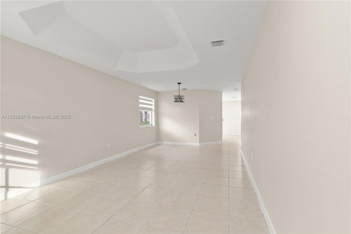 Empty room, Interior