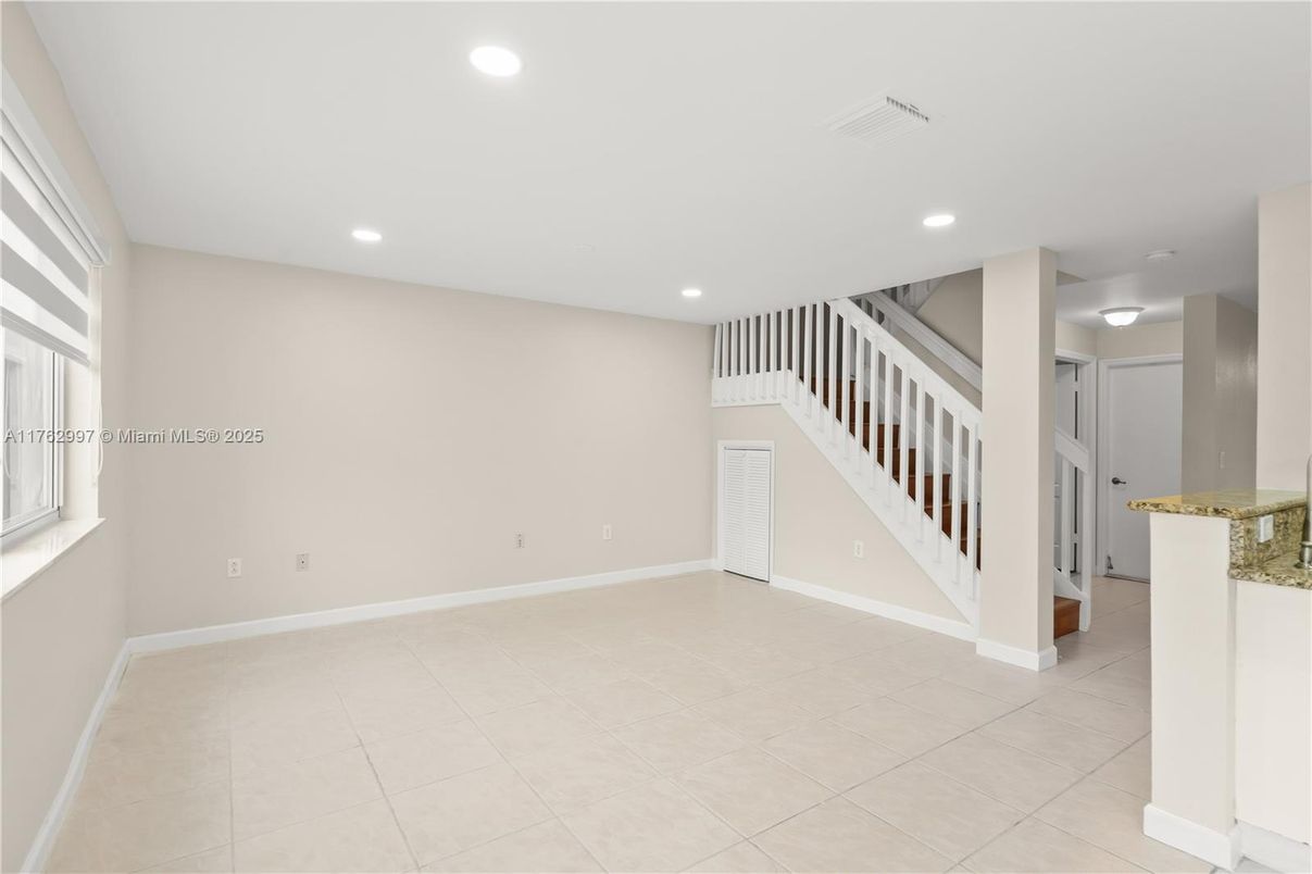 Empty room, Interior, Recessed Lighting
