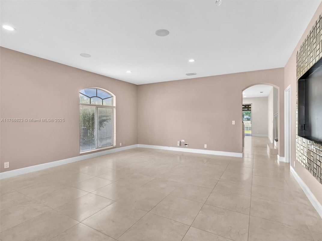 Empty room, Interior, Recessed Lighting