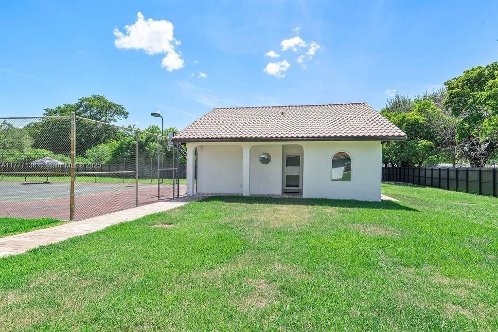 Backyard, Exterior