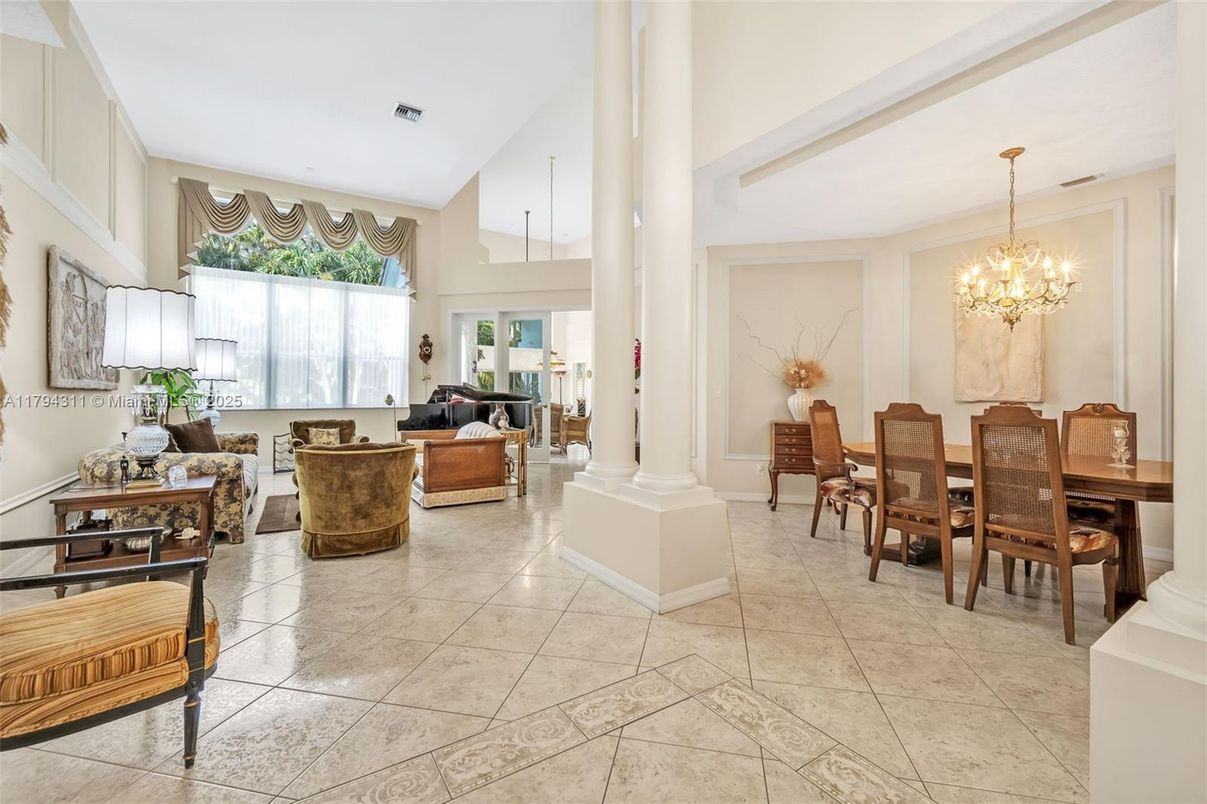 Chandelier, Dining room, Interior, Living room, Pendant Lights, Piano
