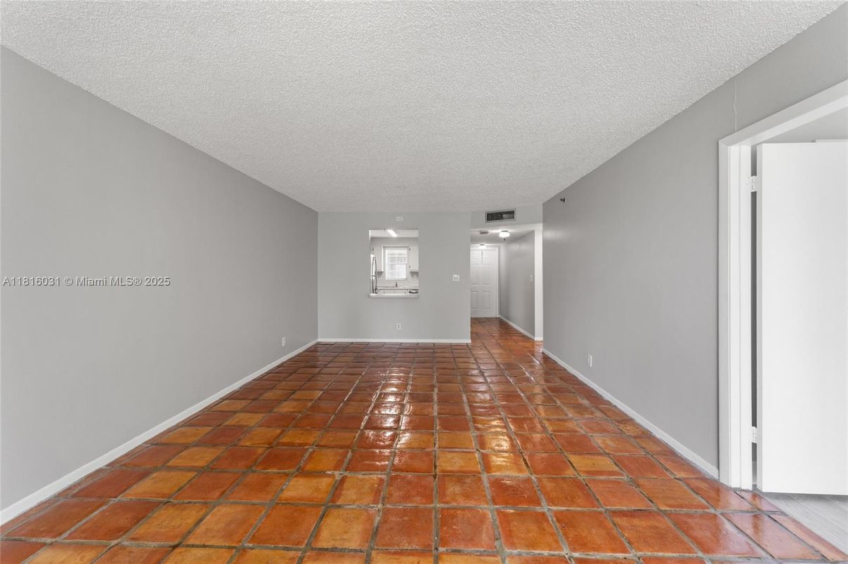 Empty room, Interior