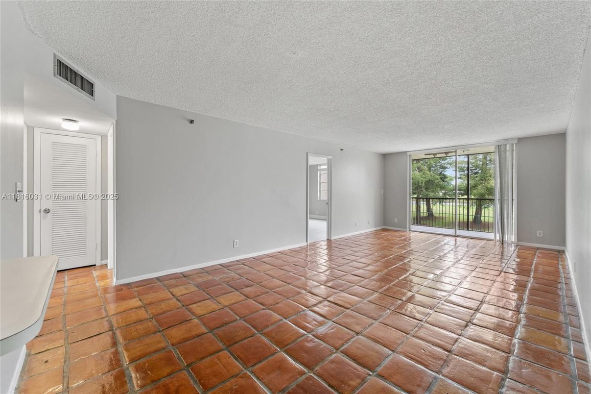 Empty room, Interior