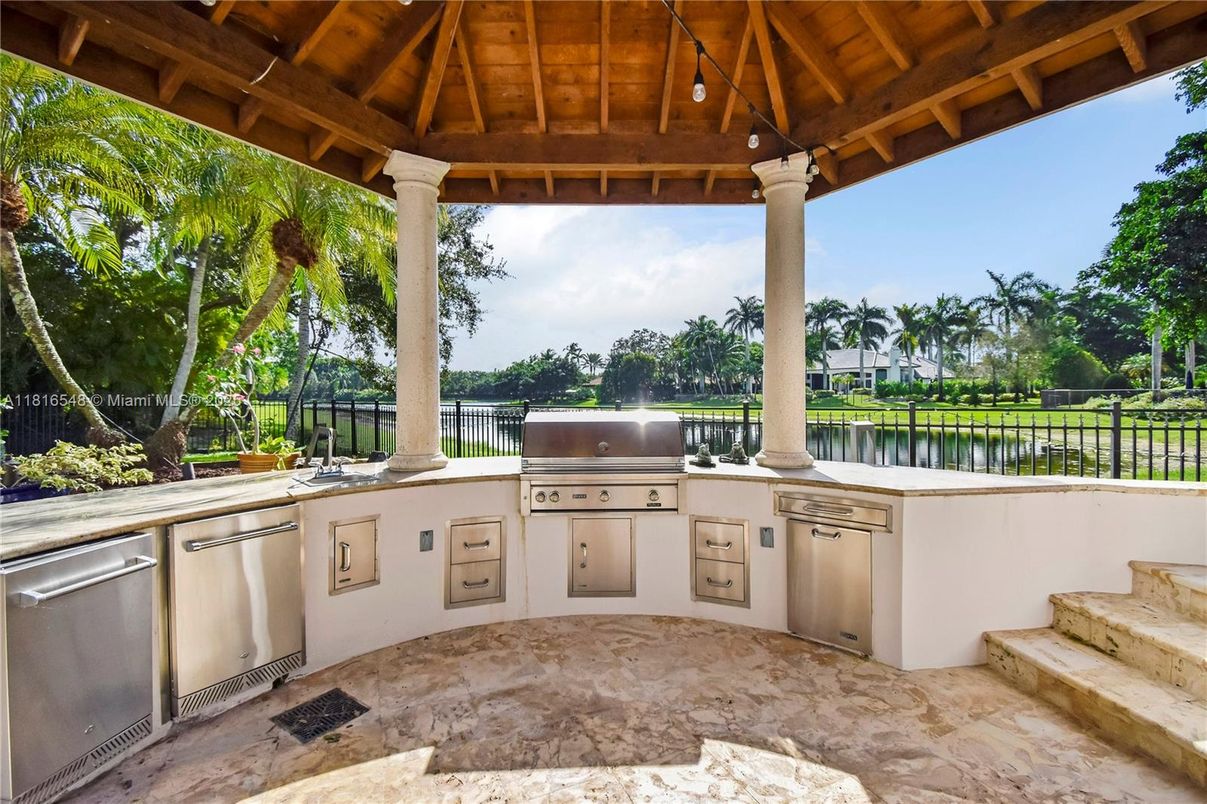 Exterior, Outdoor Kitchen, Water