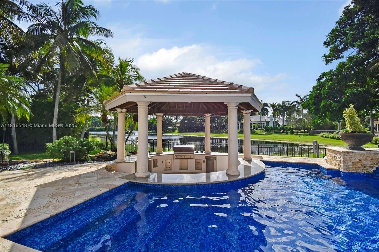 Exterior, Outdoor Kitchen, Pool