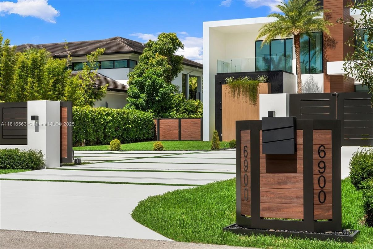 Backyard, Exterior, Facade, Modern