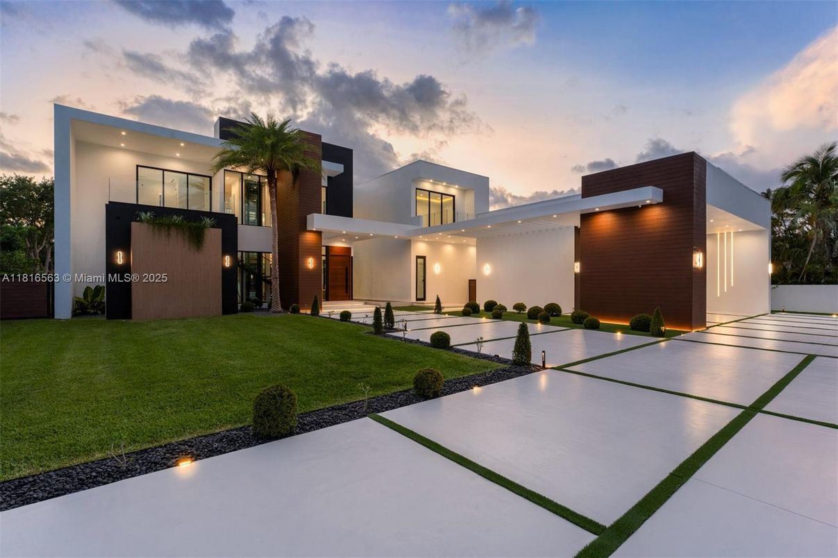 Backyard, Exterior, Facade, Modern