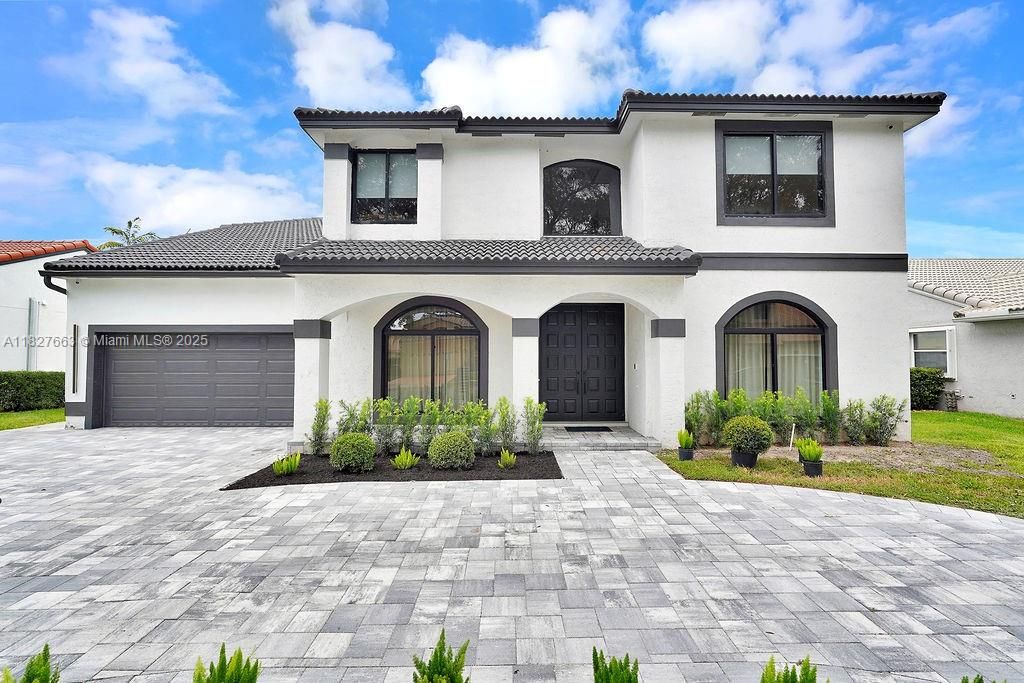 Attached, Exterior, Facade, Mediterranean