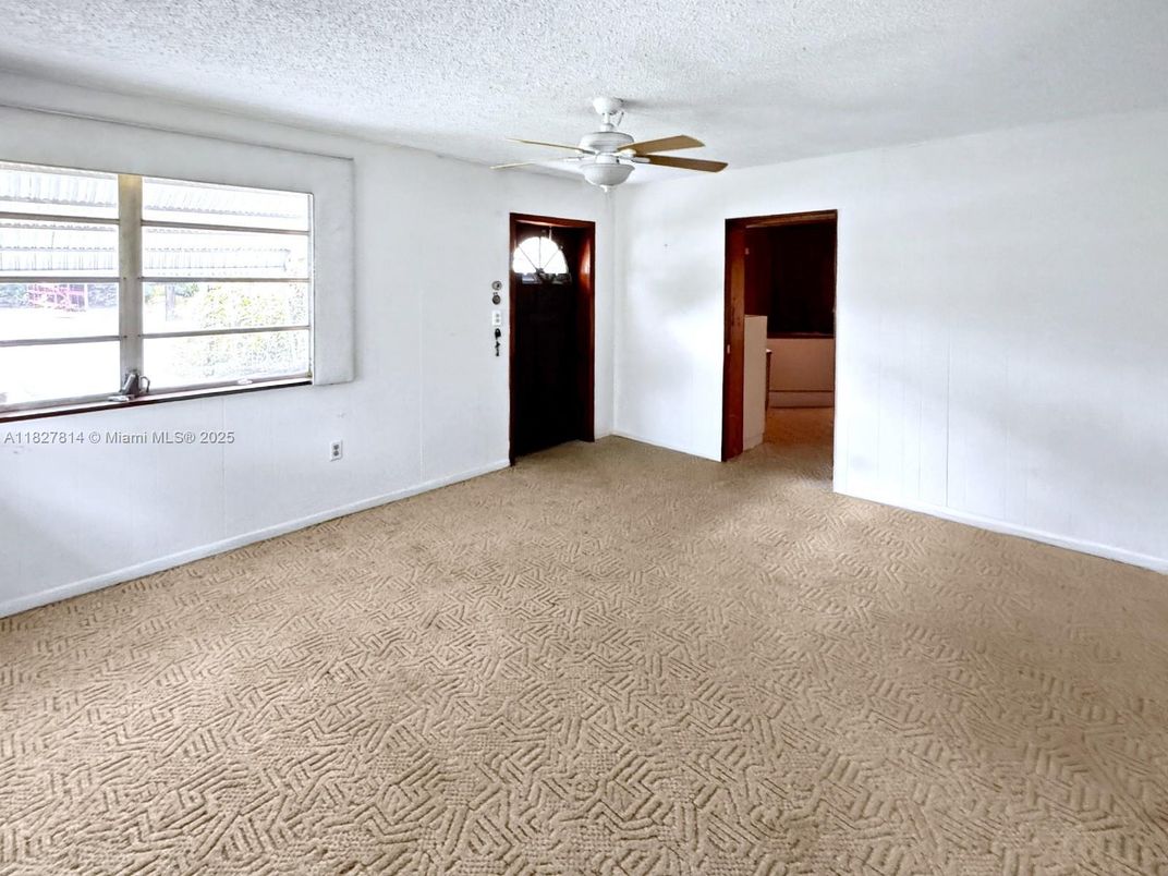 Empty room, Interior