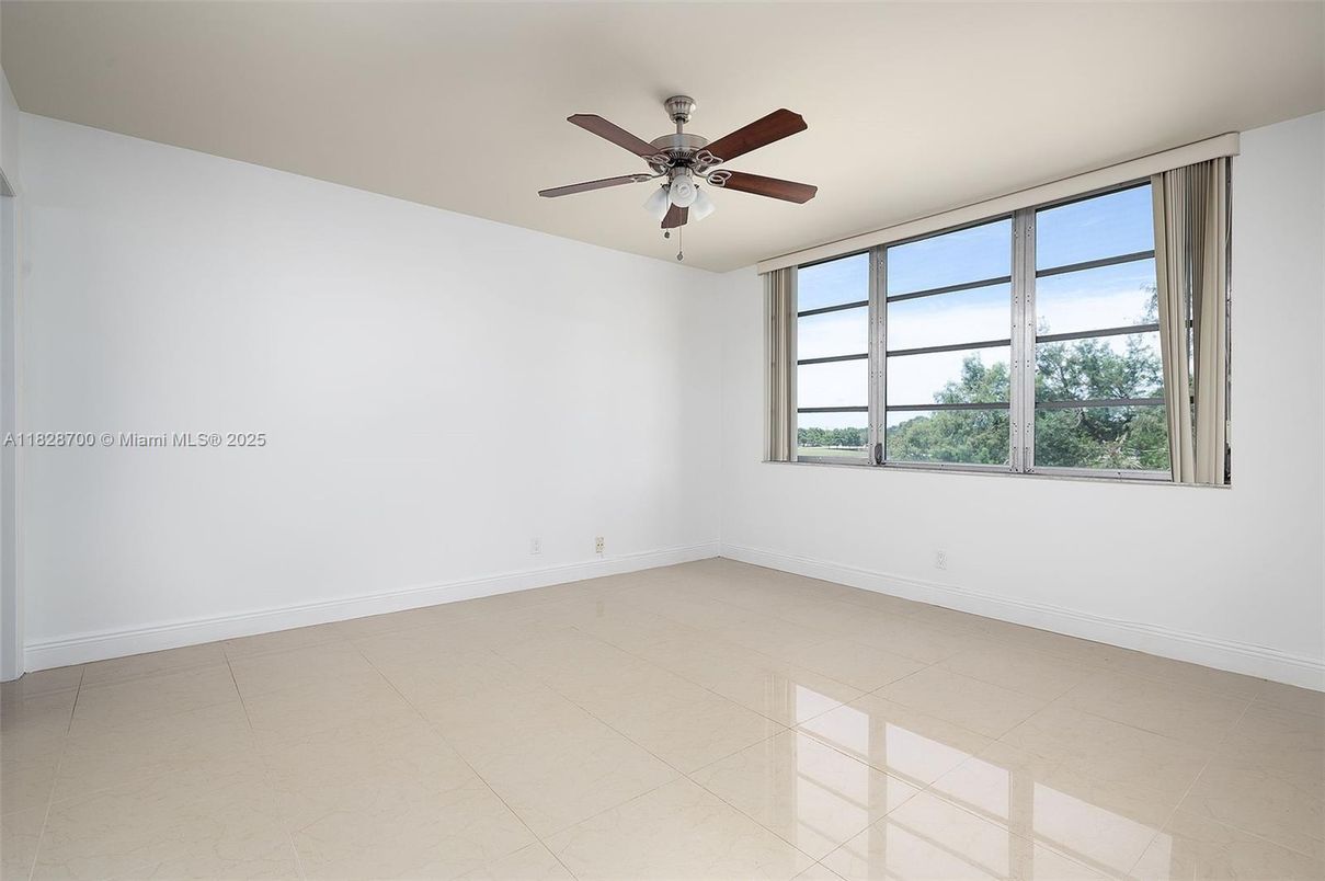 Empty room, Interior