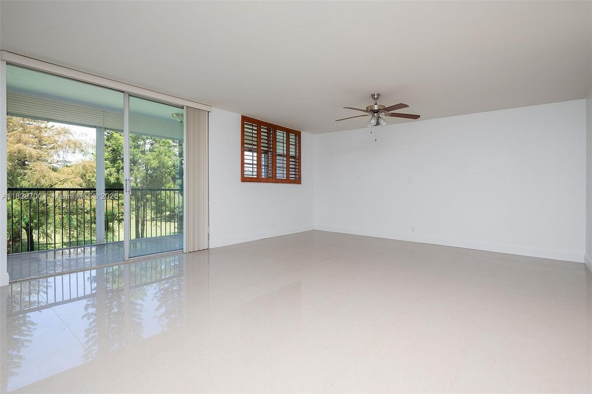 Empty room, Interior