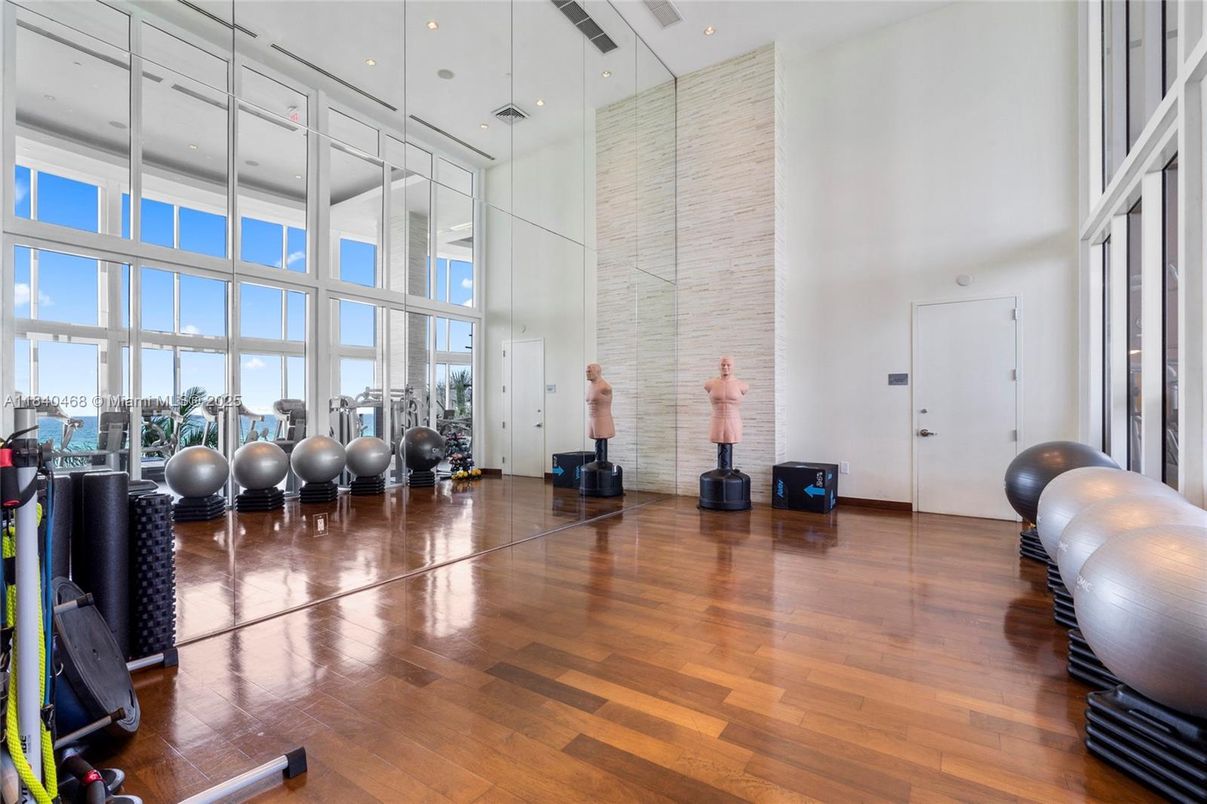 Fitness Equipment, Interior, Recessed Lighting, Wood Texture Flooring
