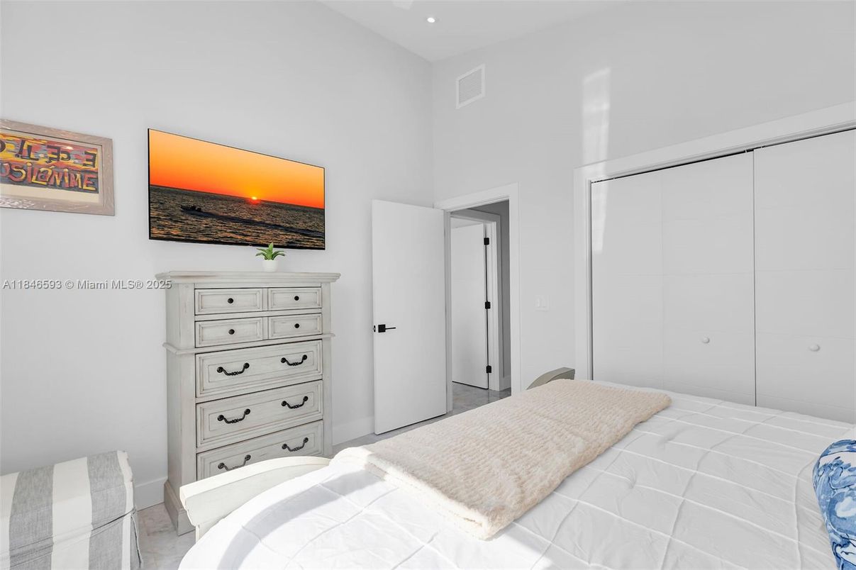 Bedroom, Interior, Recessed Lighting, Water