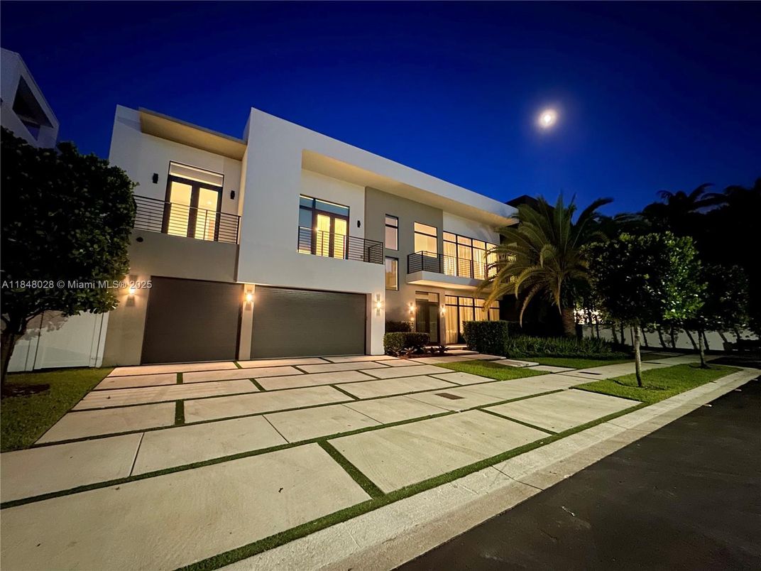 Attached, Backyard, Exterior, Facade, Modern