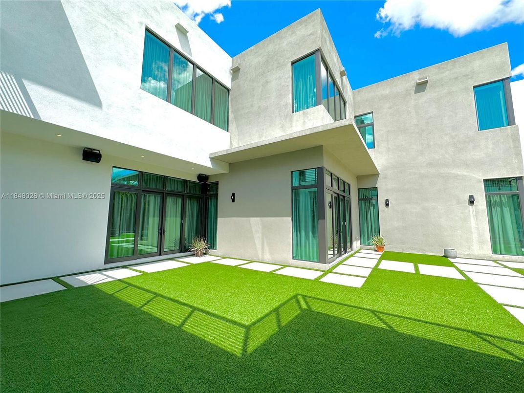 Backyard, Exterior, Facade, Modern