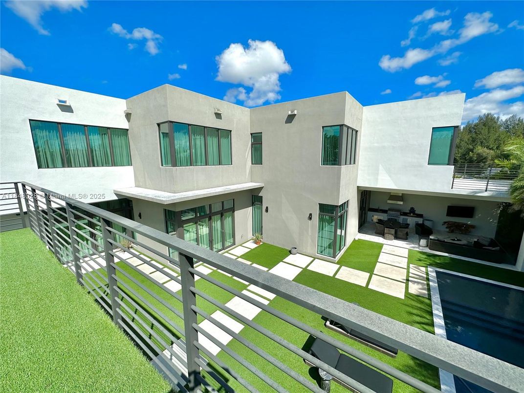Backyard, Exterior, Facade, Modern