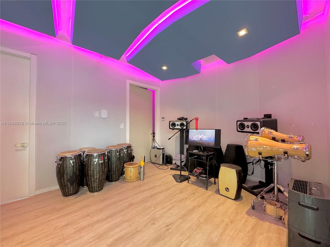 Interior, Recessed Lighting, Wood Texture Flooring