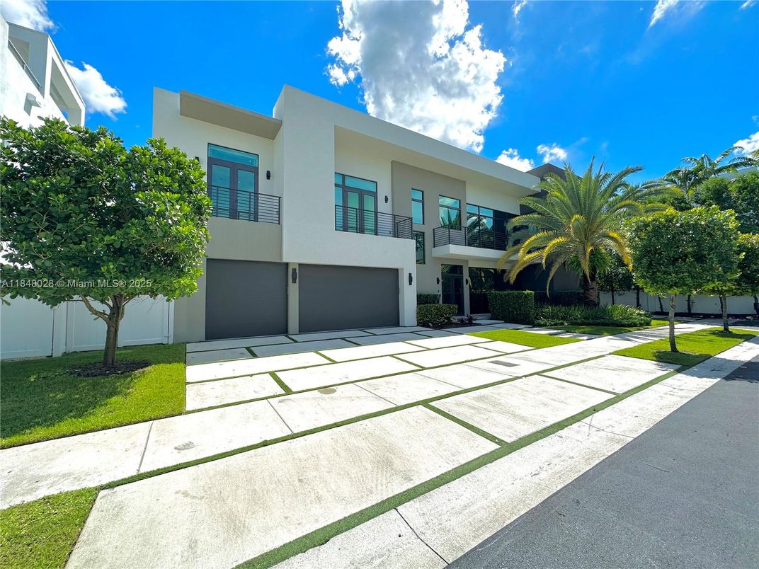 Attached, Exterior, Facade, Modern