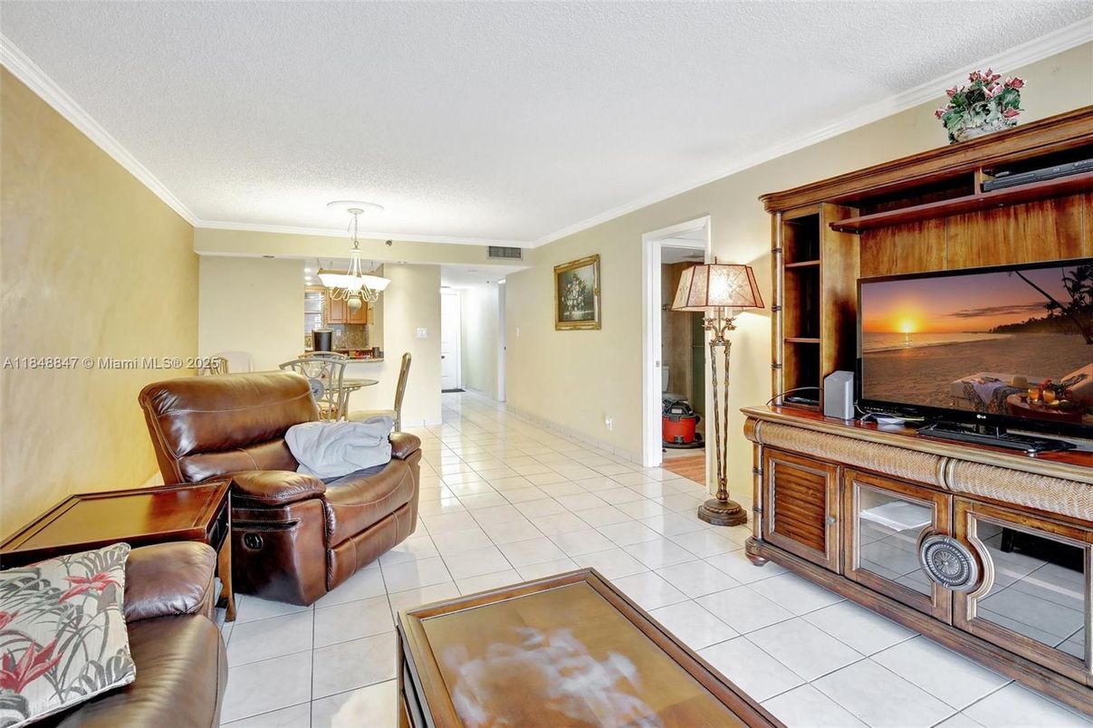Chandelier, Dining room, Interior, Living room