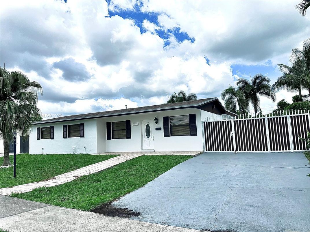 Backyard, Exterior, Facade, Ranch