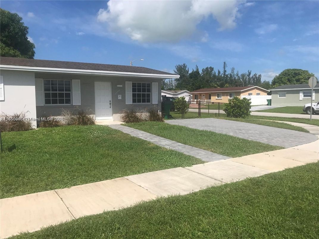 Backyard, Exterior, Facade, Ranch