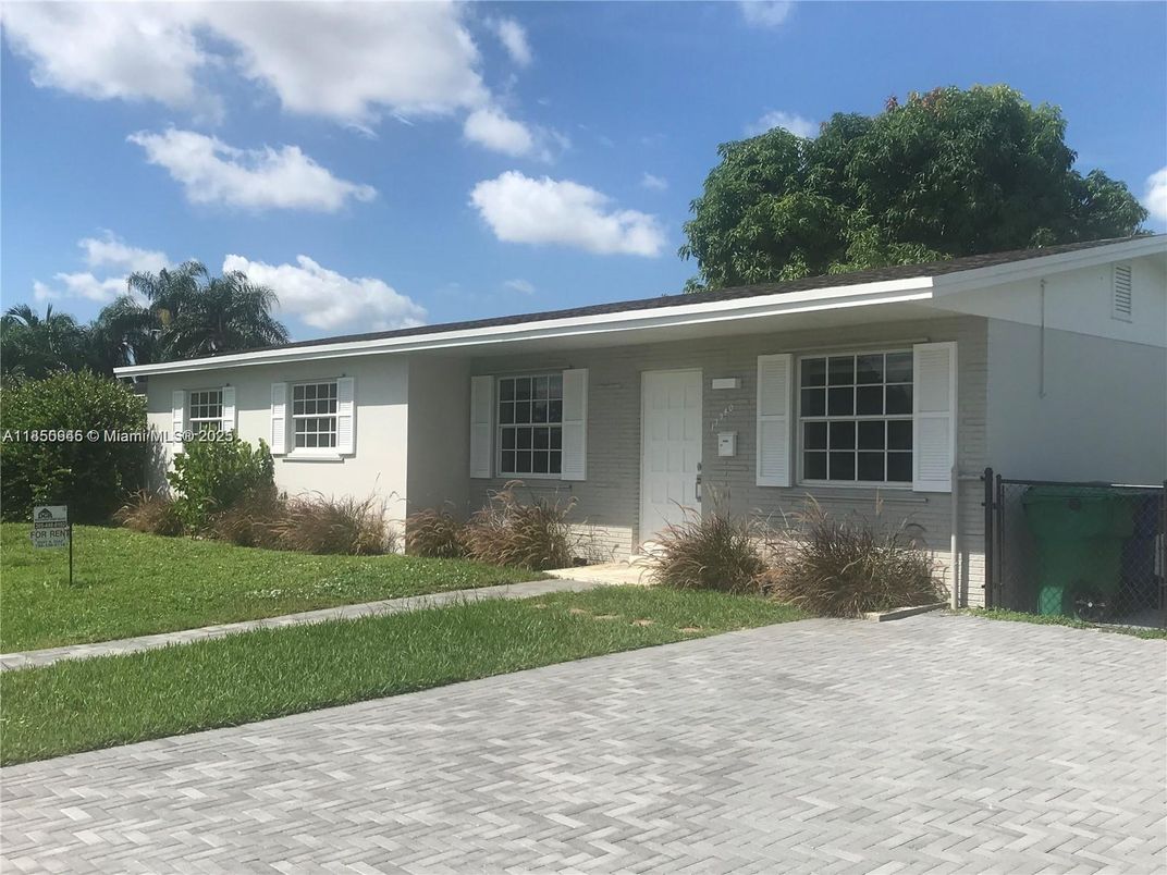 Exterior, Facade, Ranch
